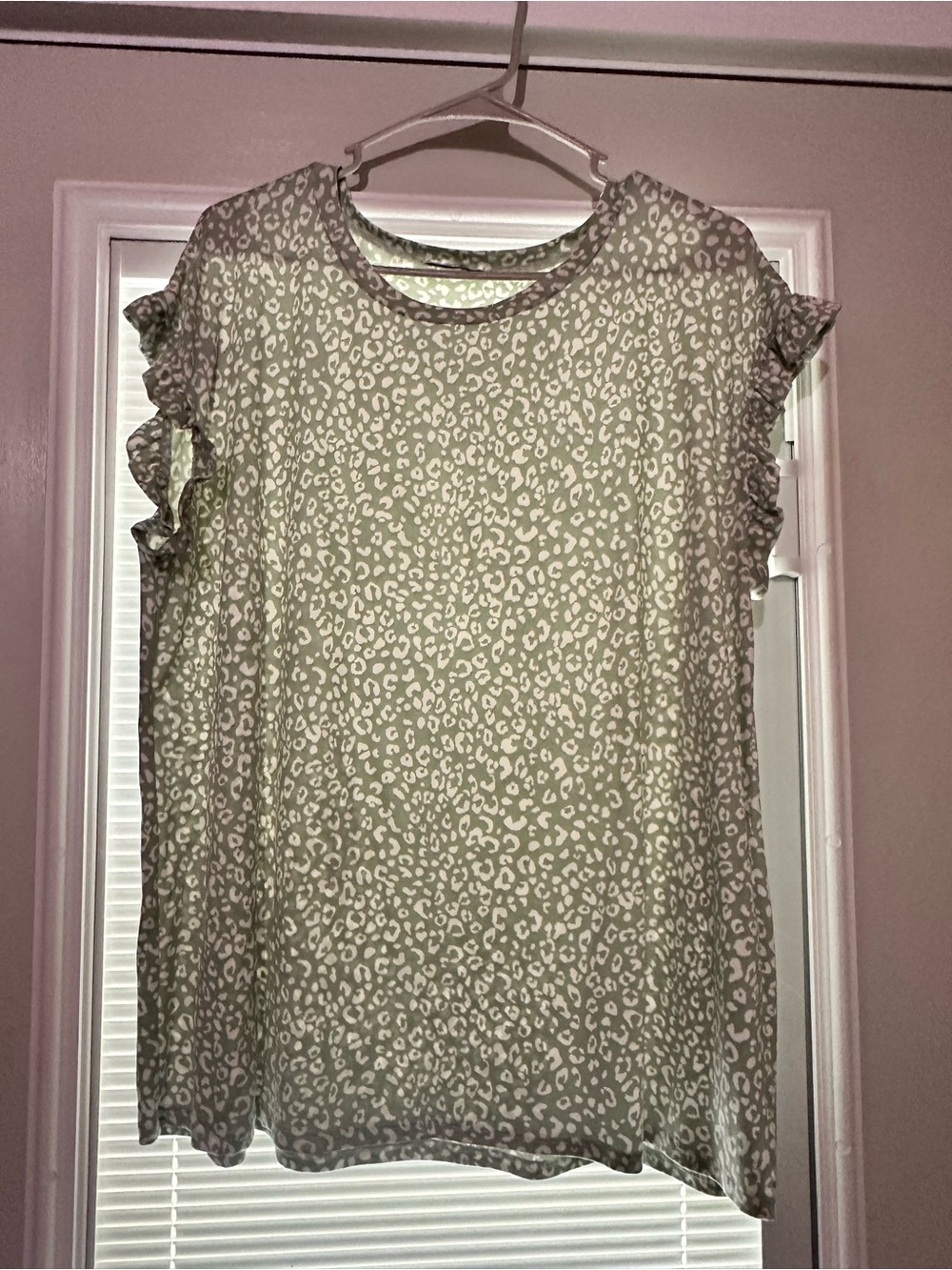 JODIFL Short Sleeve Leopard Print Ruffle Sleeve Top - Taupe & White